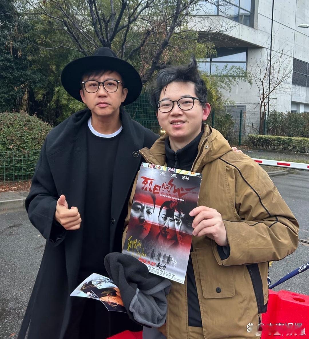 47岁邓超在北京街头被偶遇，穿搭依旧时尚有型，不过脸部状态略显憔悴，肤色暗沉、皮