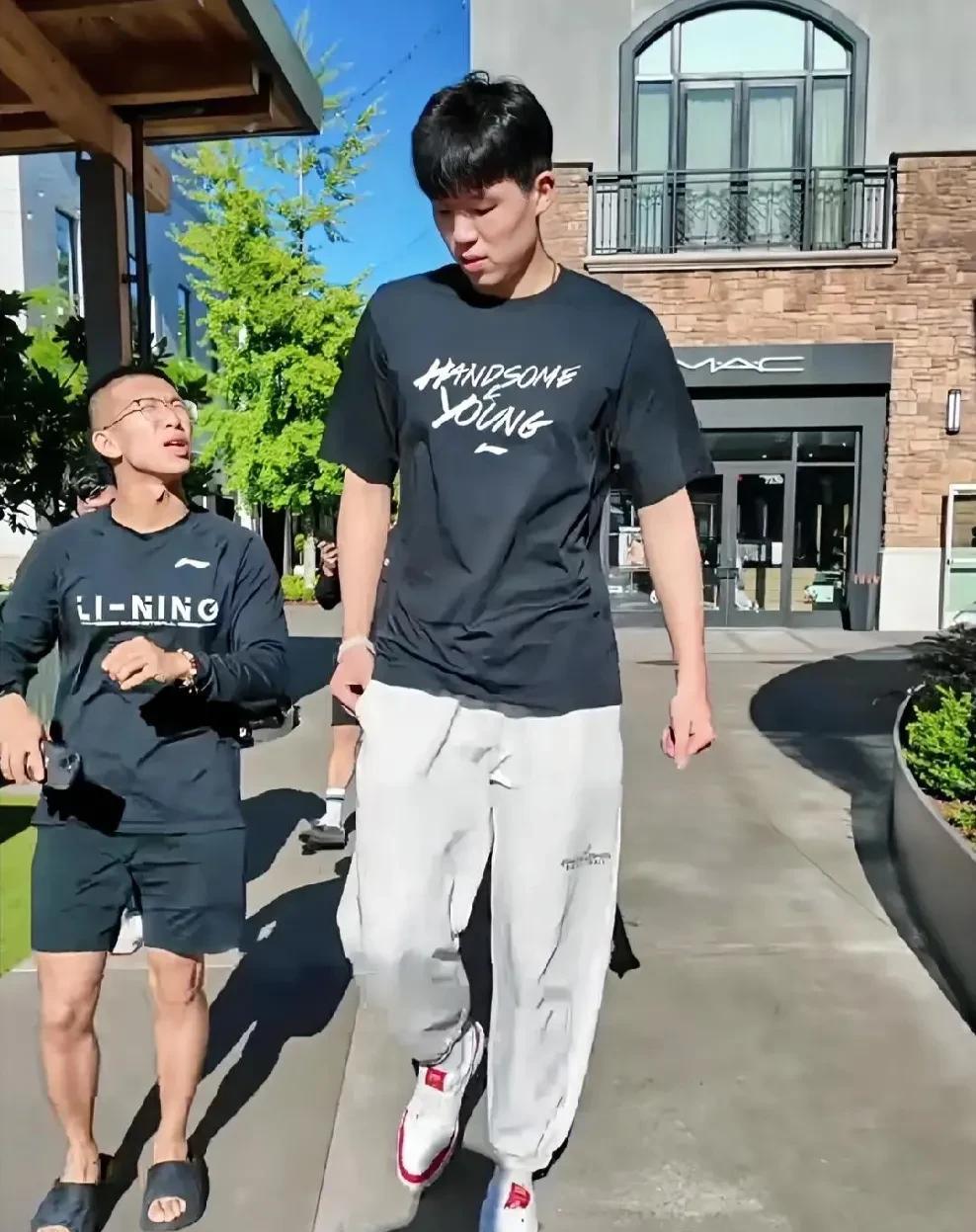 杨瀚森还是被征召回来了，网上球迷清一色的反对篮协这么做。中国男篮启程去欧洲拉练