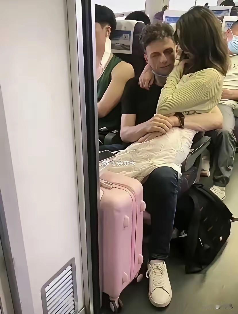 大庭广众的，她竟然不脸红