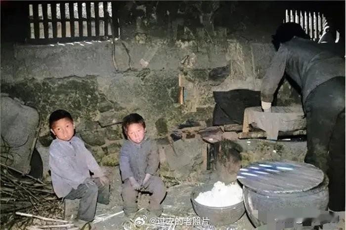 1973年山东临沂沂蒙山区，普通农家的厨房朴素简陋，百姓生活清贫平实，真切还原老