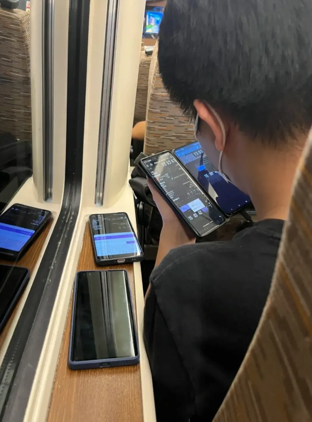 前面的小哥拿着好多部手机，一直在操作这些，很好奇这是在干啥呢？