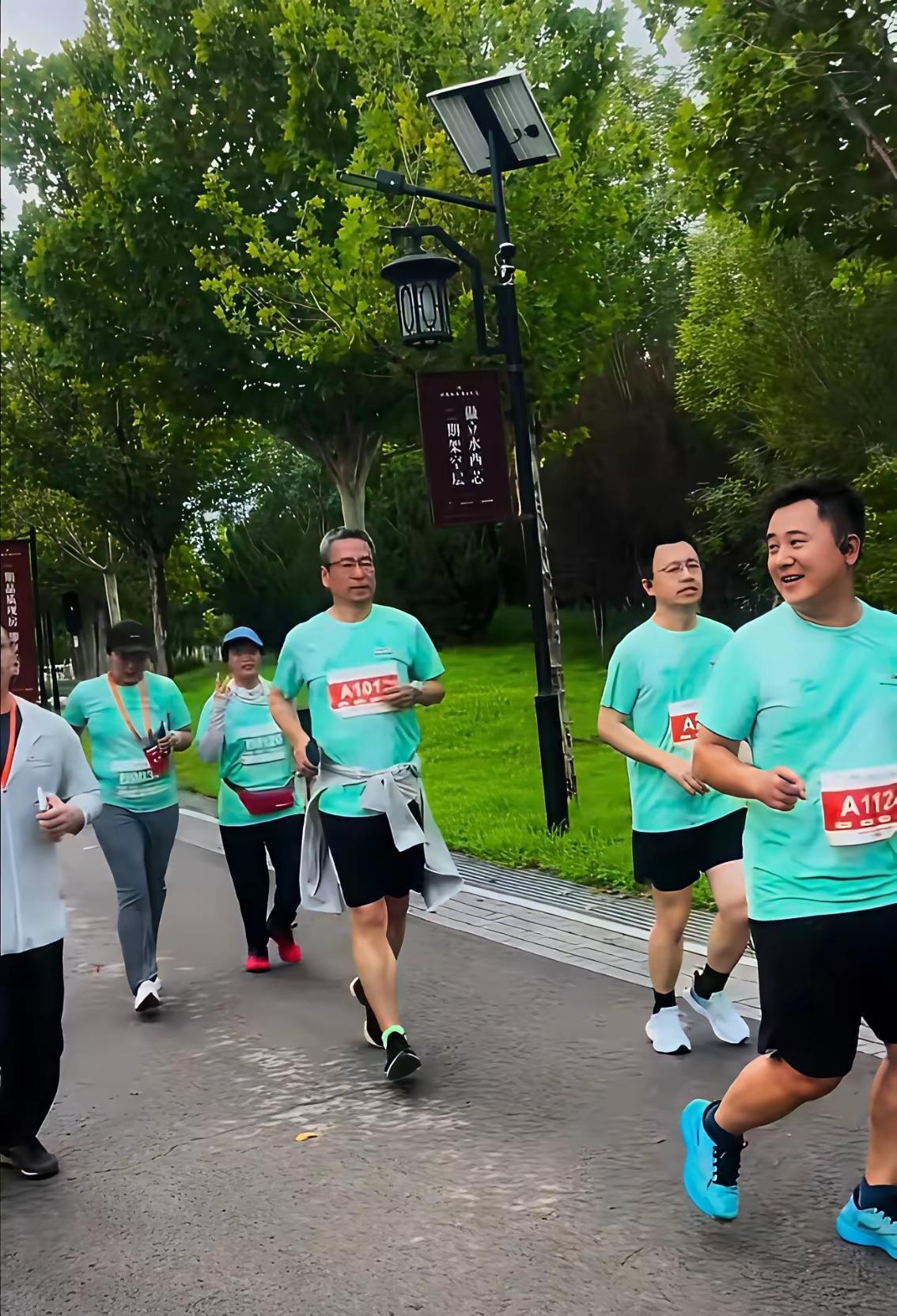 终于明白为什么白岩松支持张水华跑步了。不是因为他不食人间烟火了，也不是因为他不