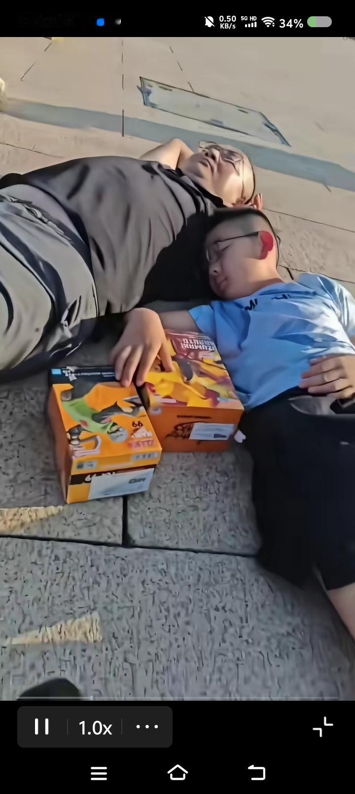 天安门前的“显眼包”——网上视频：不少游客夜里去天安门，准备看升旗。结果……