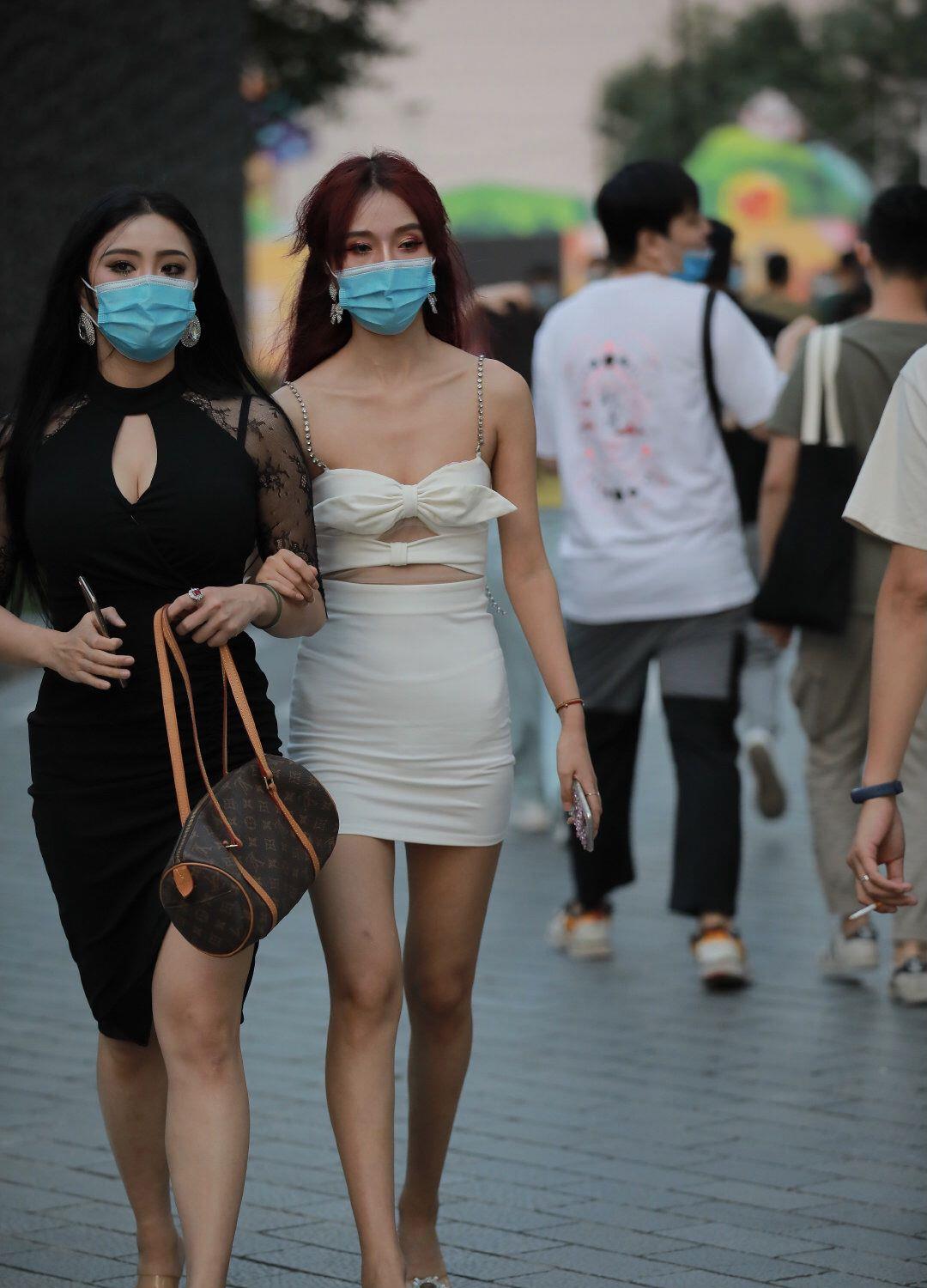 笑话：一男子晚上酒驾，半路遇到交警查车，他推开车门撒腿就跑，交警愣是没追上。男子