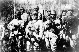 1946年，张振山被叛徒出卖，军统下令就地枪决。张振山听见门外子弹上膛的动静，一