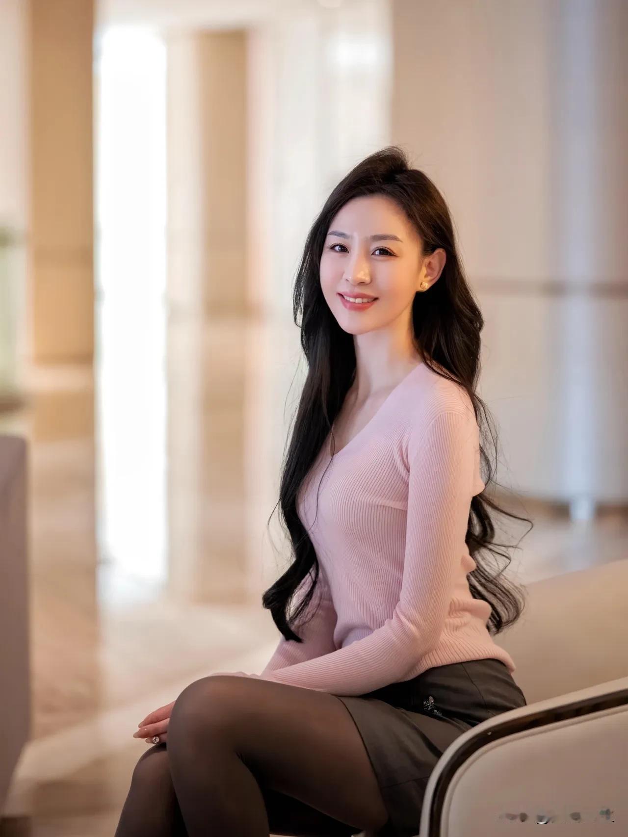 沿湖的咖啡小店，布置的甚是雅致，分为二层，一楼是制作咖啡奶茶的主调制区，有可以翘