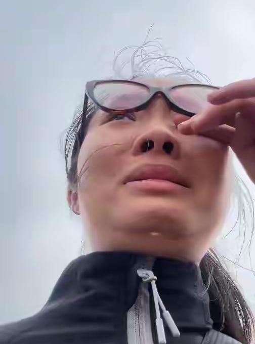 湖北襄阳地里等着收割麦子的人估计要恨死这个大妈了，“割四赔五”让全国的收割机都不