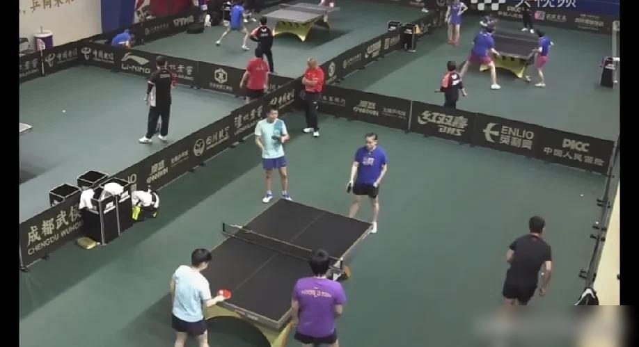 一到六点半，国乒众神就不演了，之前莎莎和大胖对练，楚钦和小袁对练。​名单一出