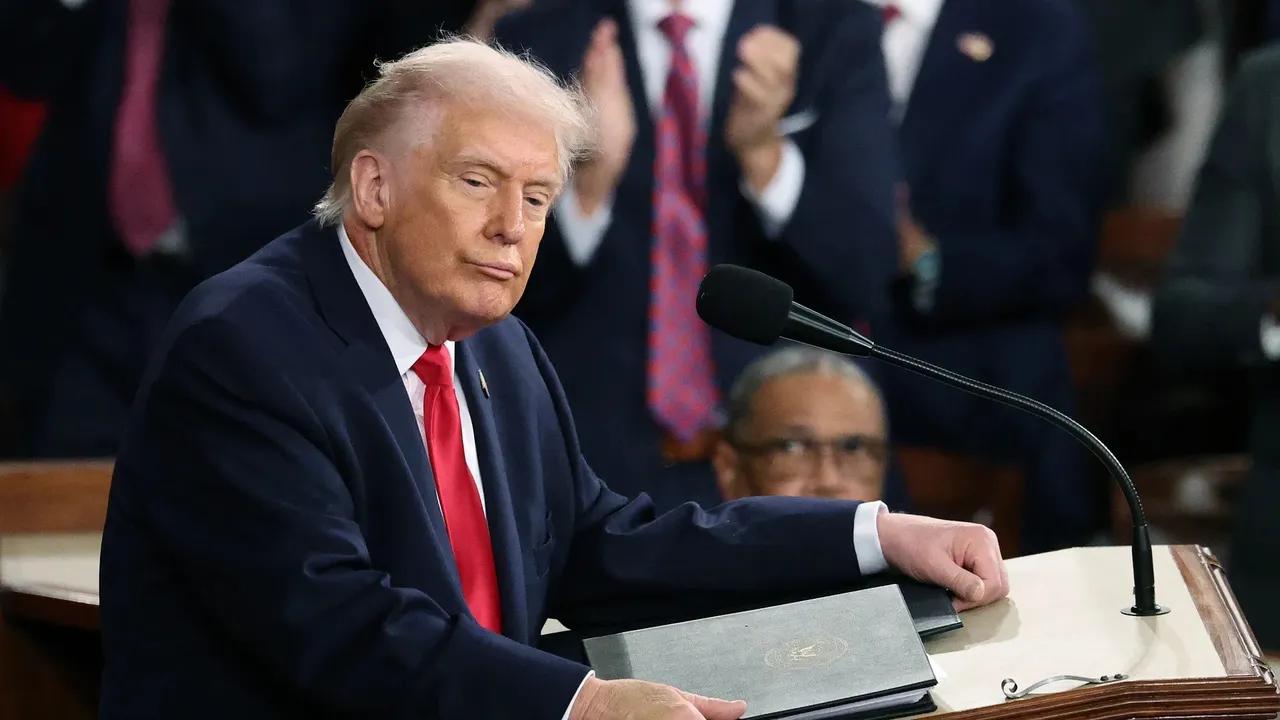 美国哥伦比亚广播公司新闻(CBSNews)官网2月24日报道：特朗普总统在周二