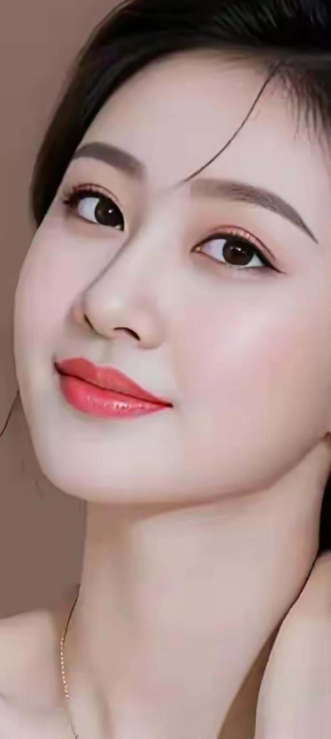 温柔甜美的微笑，精致的妆容，优雅的气质。