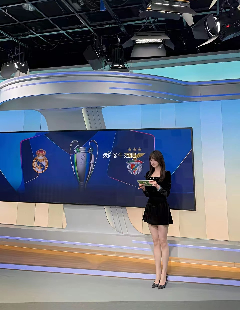 就冲这主持人的身材，收视率也低不了。