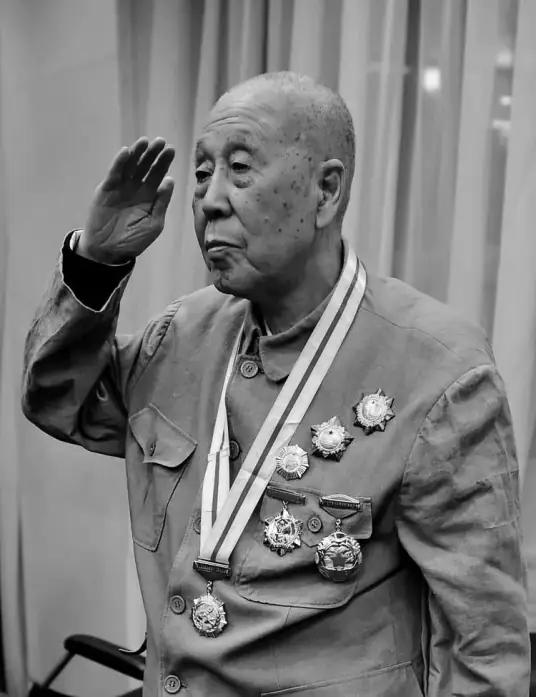 1943年，一八路军营长受重伤，治了整整一年，动了7次手术，伤情还是没好转，上级