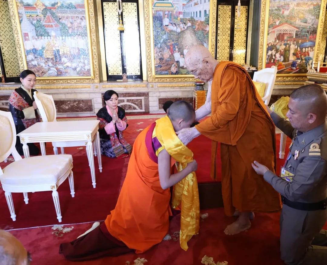 不丹王室🇧🇹近日，不丹大太后多吉·旺姆·旺楚克带着女儿索南公主、儿子二王子