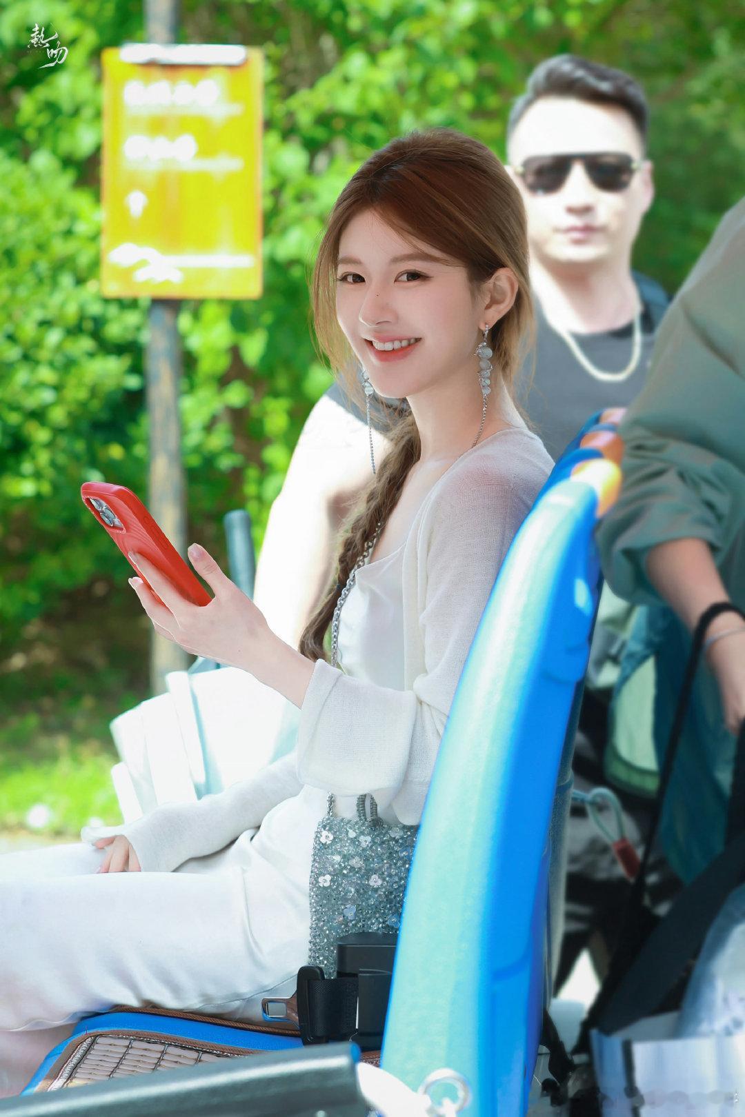 太好了，许我耀眼还有很多很多许妍的好看造型​​​