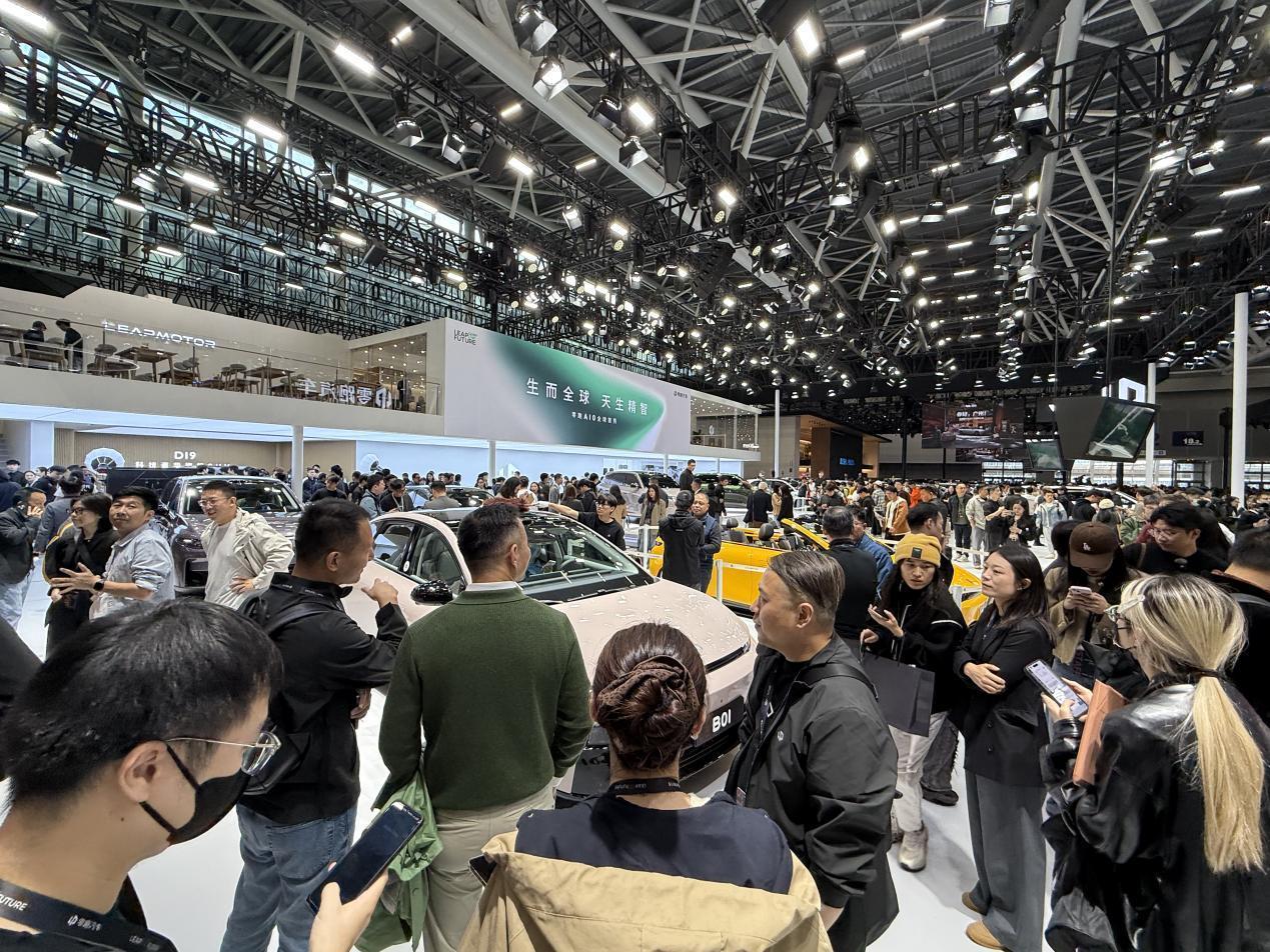 今年广州车展，我看到了一个更成熟更有冲劲的零跑。 车展期间的零跑展台，绝对算