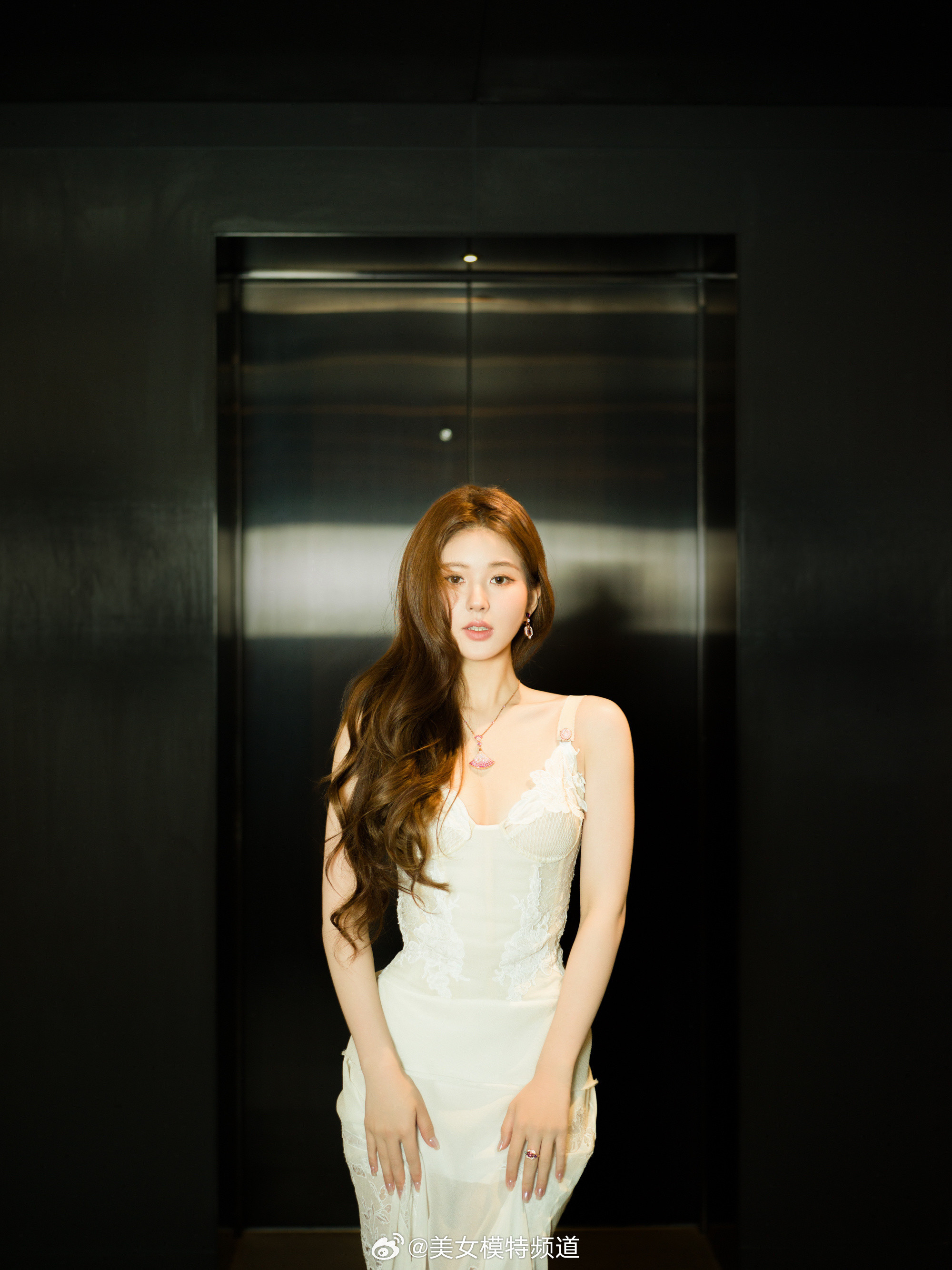 赵露思吊带白裙写真