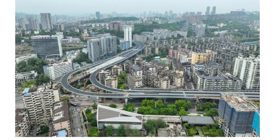 宜昌市区的这个立交桥就在我家旁边，我每天都去工地看看，盼望它早点修好，以解决交通