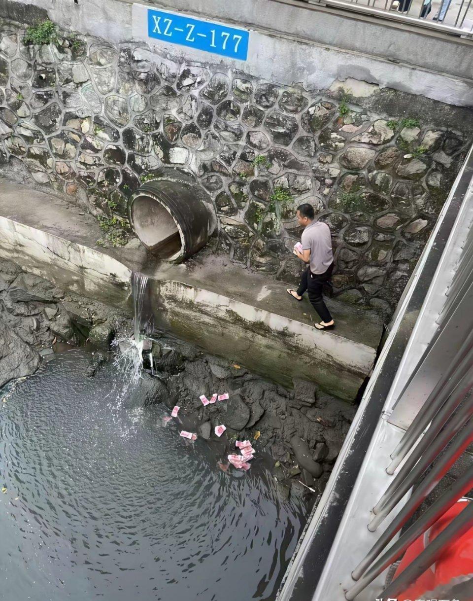 深圳一河道惊现大量成扎钞票我经常走过的河道，为什么我没有看见。[哭哭]​​​
