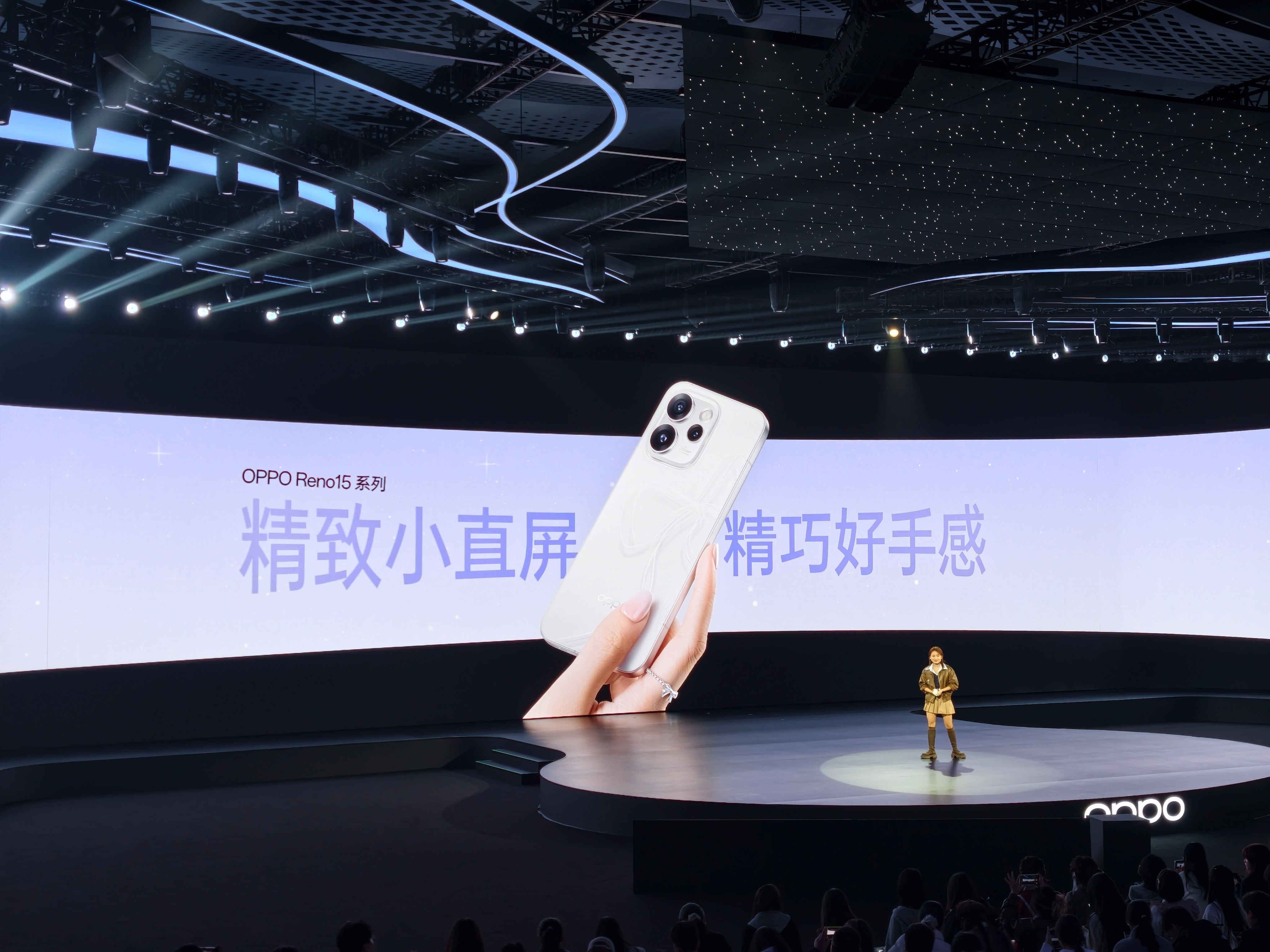 首发「全息光刻工艺」，缓缓转动手机，后盖上的蝴蝶结就会翩翩起舞，生命力直接拉满。