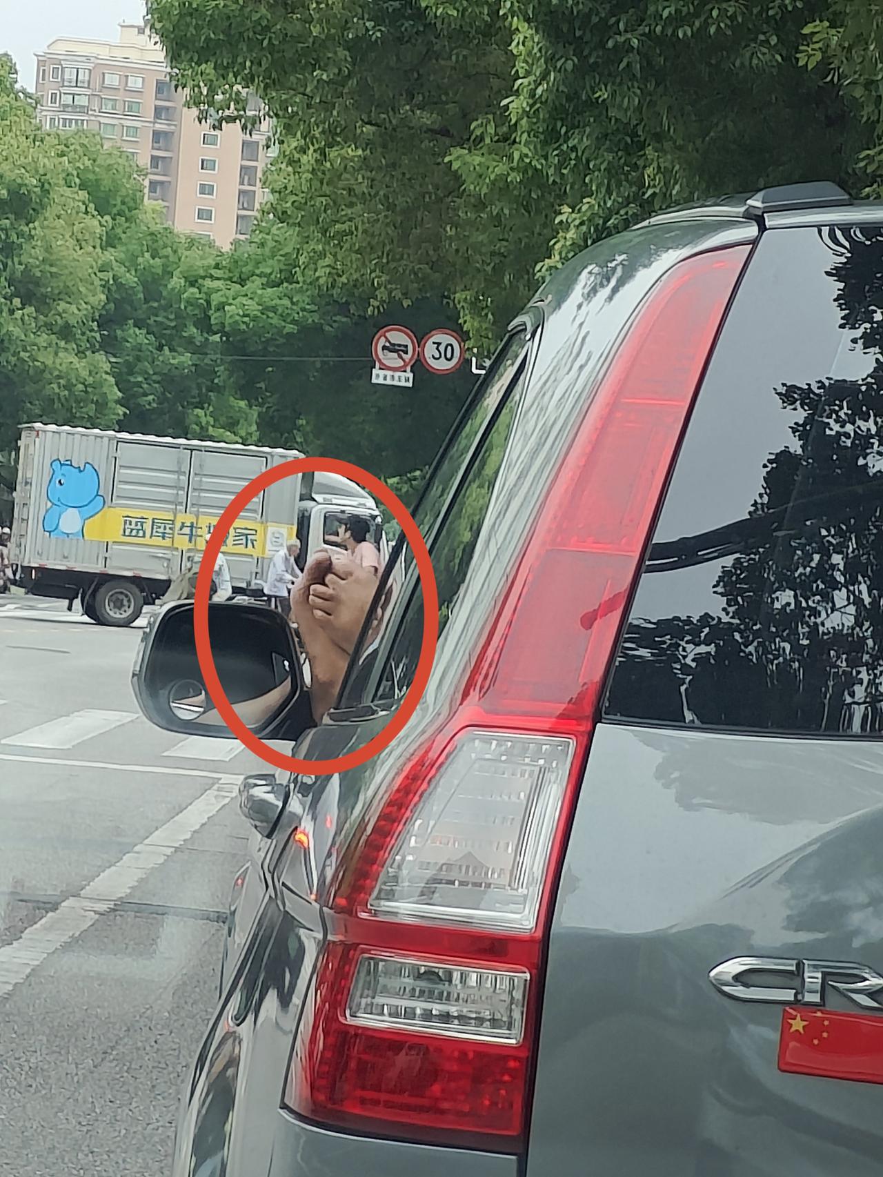 七宝实中中考考场外的一幕6月21日下午是上海市中考的最后半天，七宝实验中学外的