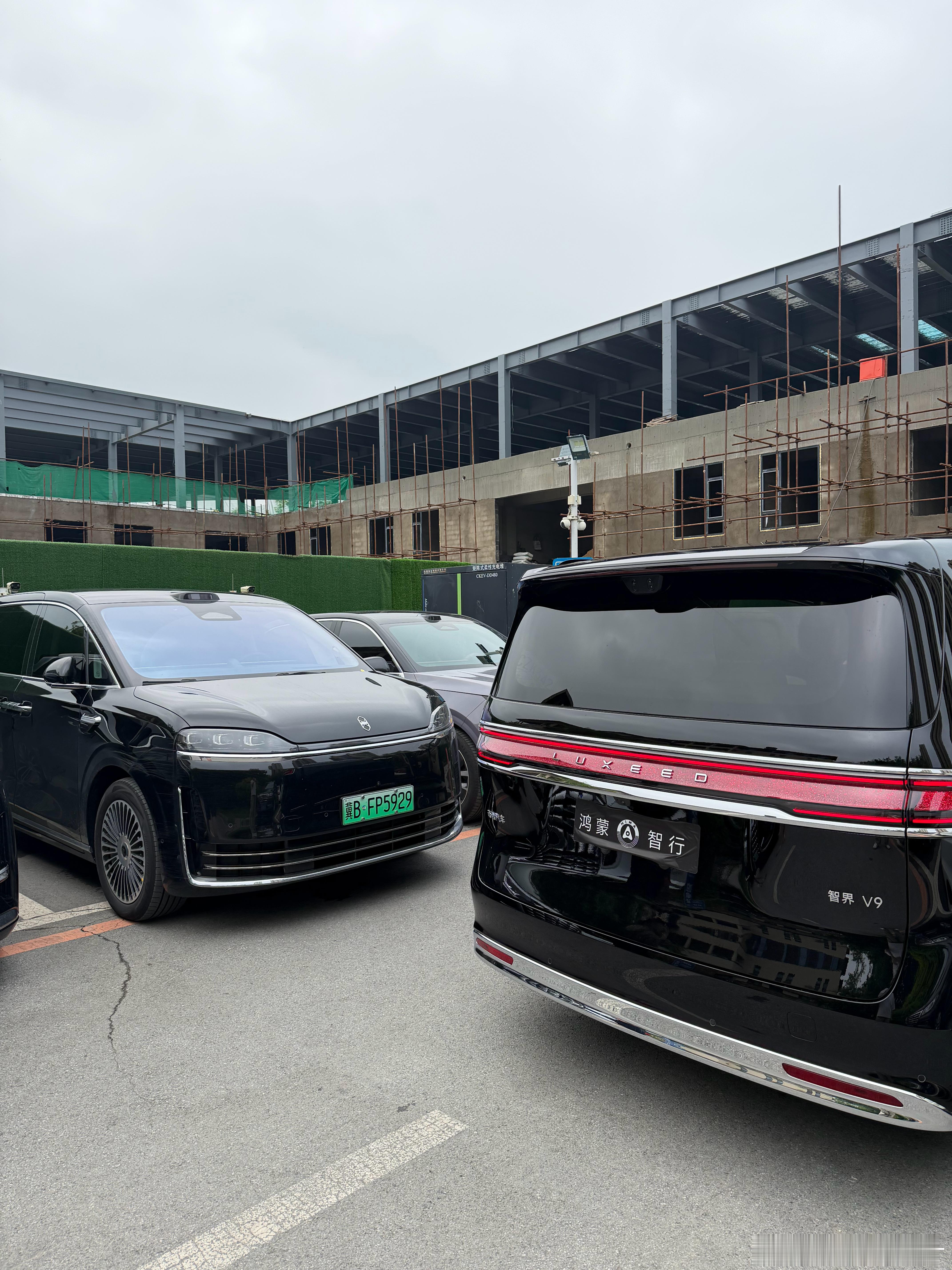 现在出去办事都能遇上车友了，交付量可以啊！都开始共赴人生V时刻了。智界V9