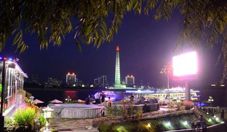 连月亮都是我们最靓，拜托别再传半岛以北“黑漆漆”了。严重违背事实！