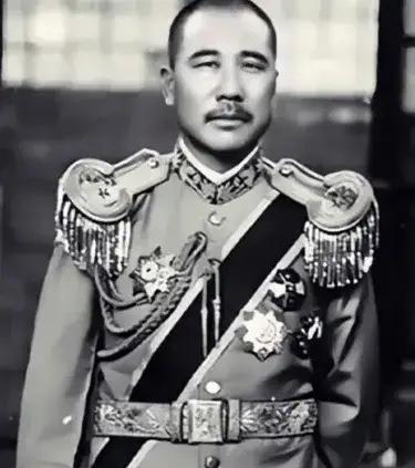 张宗昌准备处决一个逃兵，写手令时“毙”字不会写，就想改成打200军棍，可棍字也不