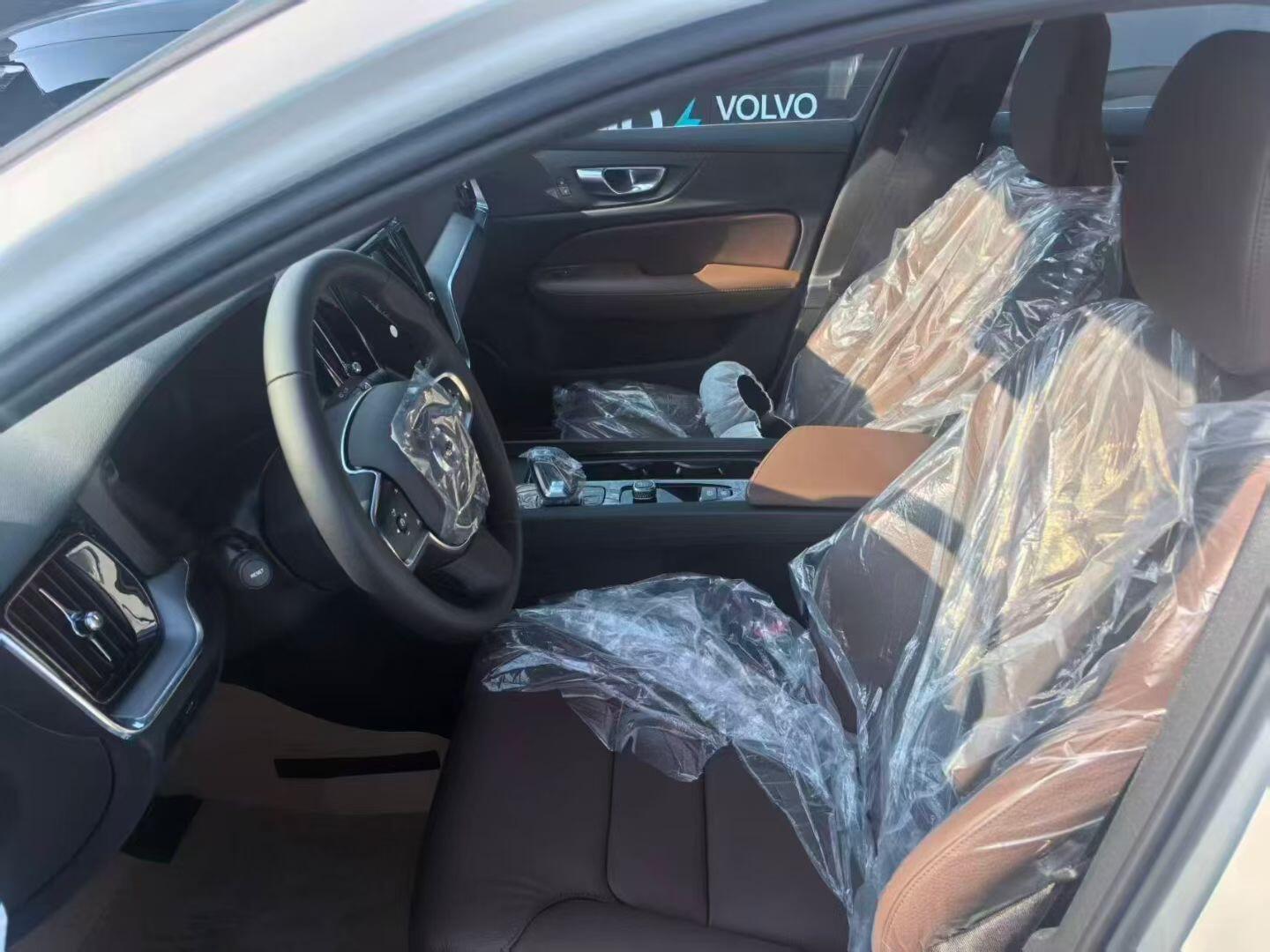 又来一台沃尔沃S60尔沃2026款S60B4智逸豪华版白外棕内指导价30