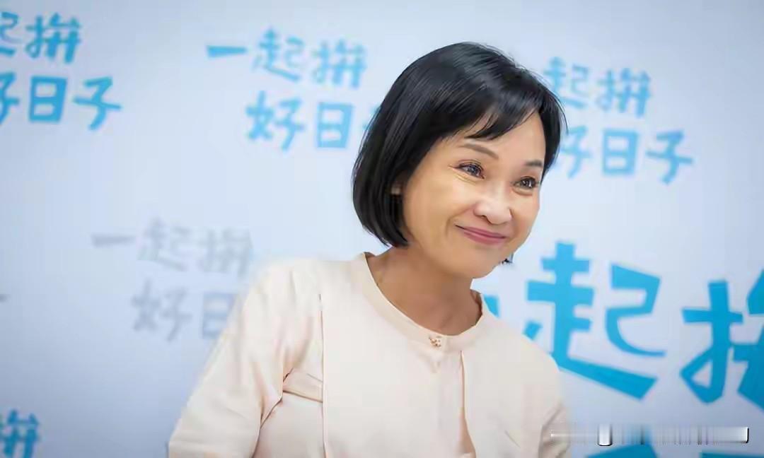 郑丽文真该把柯志恩给开除了！柯志恩自作主张要选高雄市长，这事儿郑丽文能忍，