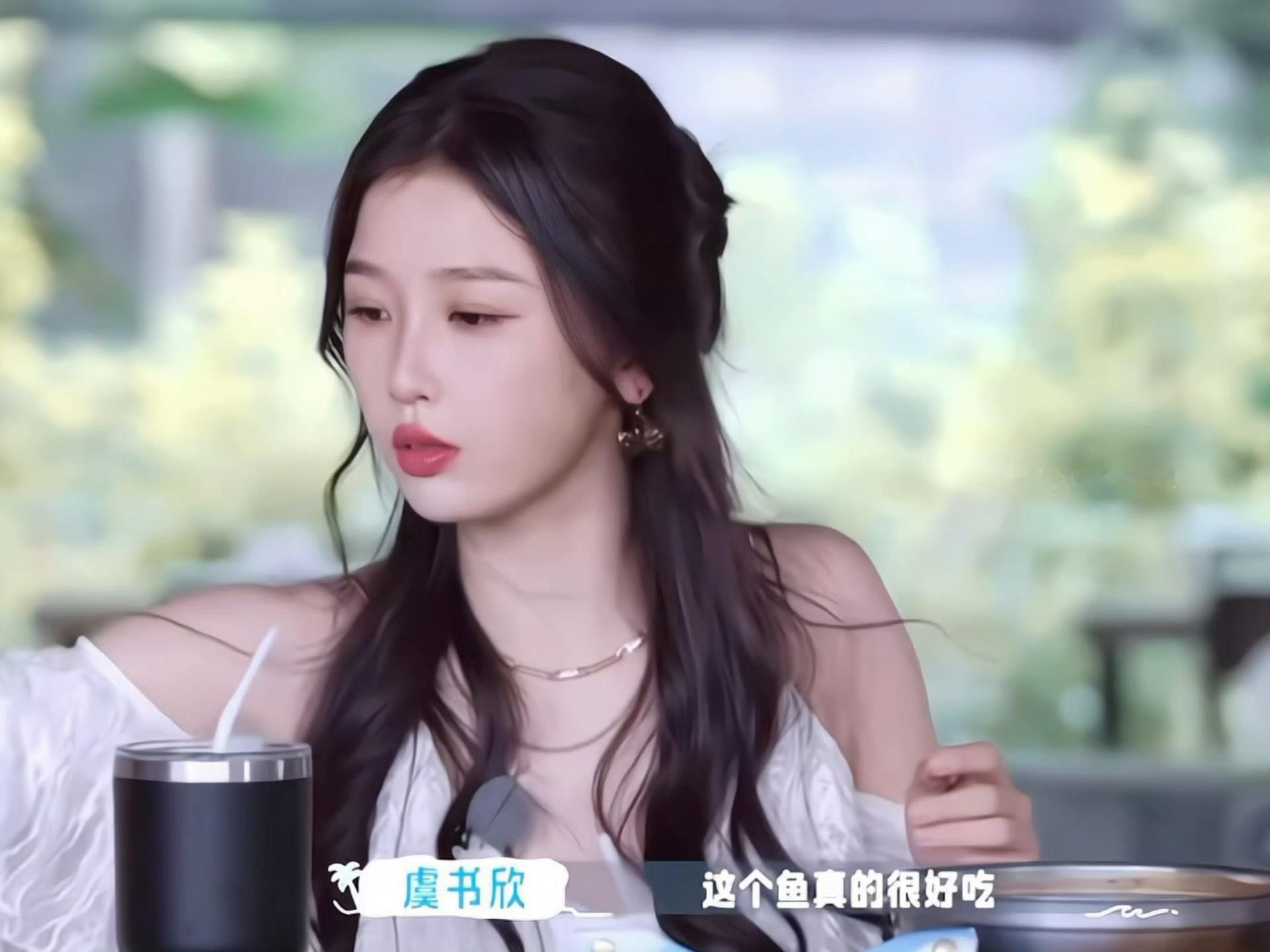 是吃饭的时候也不忘照顾人的虞书欣呀