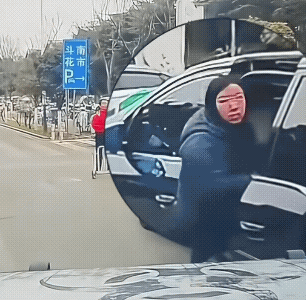 嚣张惯了，总有人治你，这次捡条命，下次就未必有这运气了。近期云南某地一女子违规