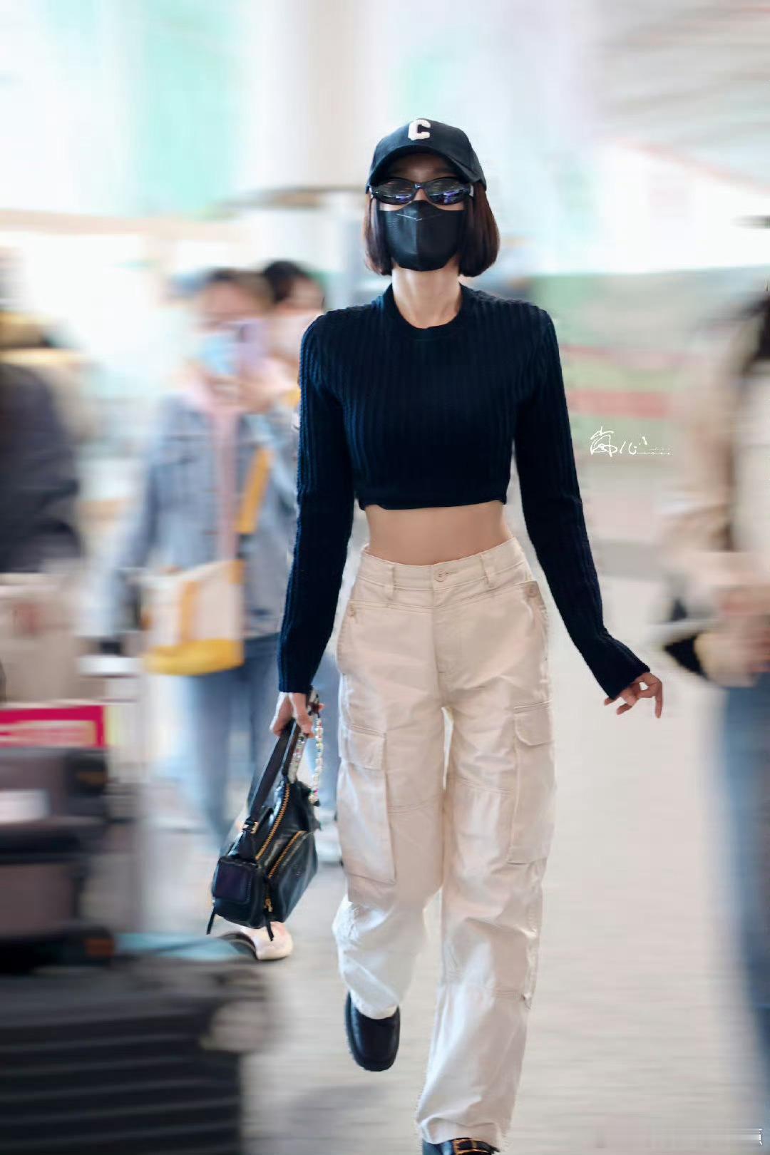 秦岚的腰不管是活动造型还是日常穿搭,腰线都超抢镜,姐姐这状态也太能打了吧~