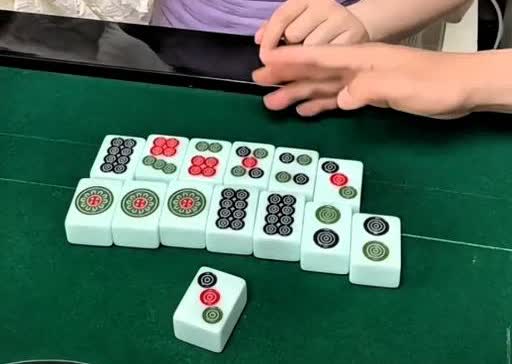 今天打麻将，我明明觉得能胡，牌友却非说我三同胡不了，还差点把我牌推了！我跟她解释