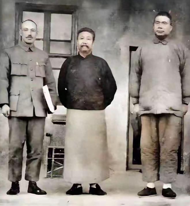 1928年，他们三人的一张合影，都是本尊，不是演员饰演的。1928年正是旧军阀