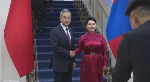 “中国人滚出去！”中国帮它，可换来的却是对中国人的仇恨，这个国家不是巴基斯坦，也