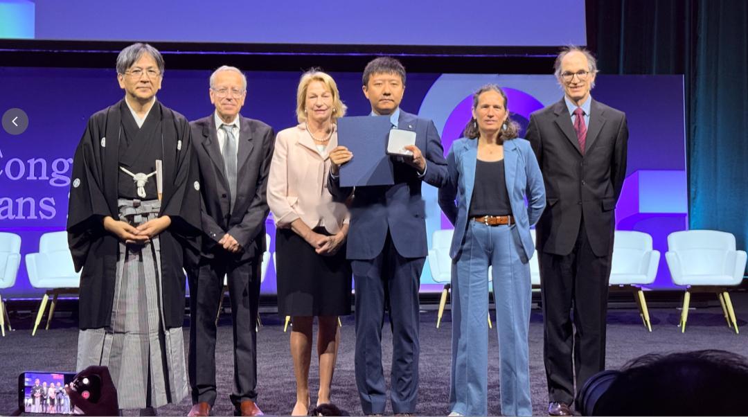 丘成桐希望王虹邓煜回国任教这是中国数学家首次获得菲尔兹奖，也是中国数学家首次在同