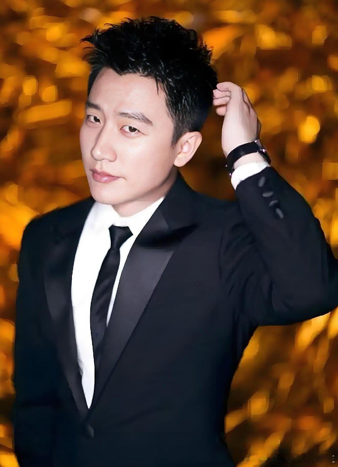 温润儒雅了这么多年，黄轩这次直接把“文艺男神”的衬衫撕开了。深V一路开到肚脐，好