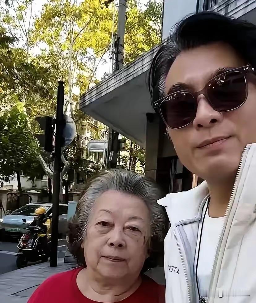 演员陈龙最近估计自己都懵了，本来只是想随手拍拍和八十岁老妈的日常，结果一不小心把
