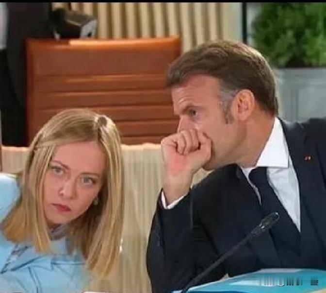 马克龙被梅洛尼折服“马克龙被梅洛尼折服”更多是媒体/网友的八卦化解读，并非官