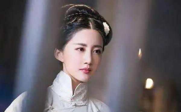 1661年，顺治帝刚咽气，20岁的贞妃被逼着殉葬。贞妃急忙换衣服，几个太监拿着