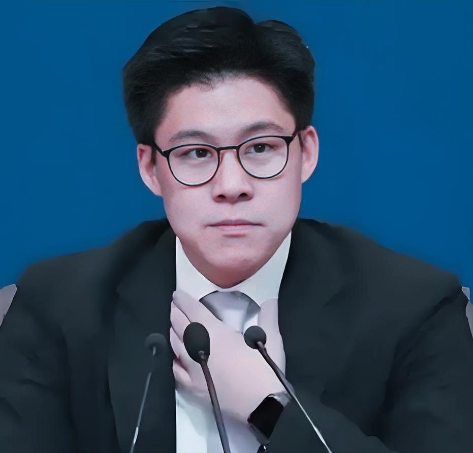 他娶了跳水女王，却把豪门过成了菜市场。记者问霍启刚周末干嘛，他张口就是陪太太爬