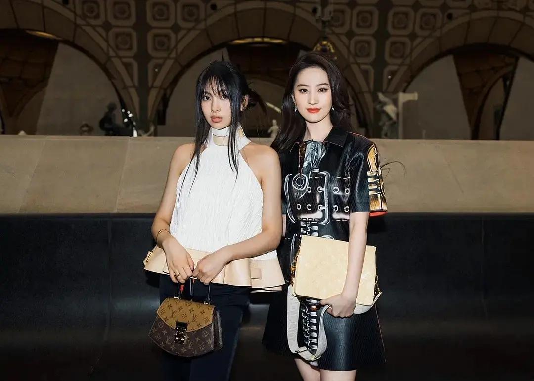 中韩女明星合影，秒的很过分