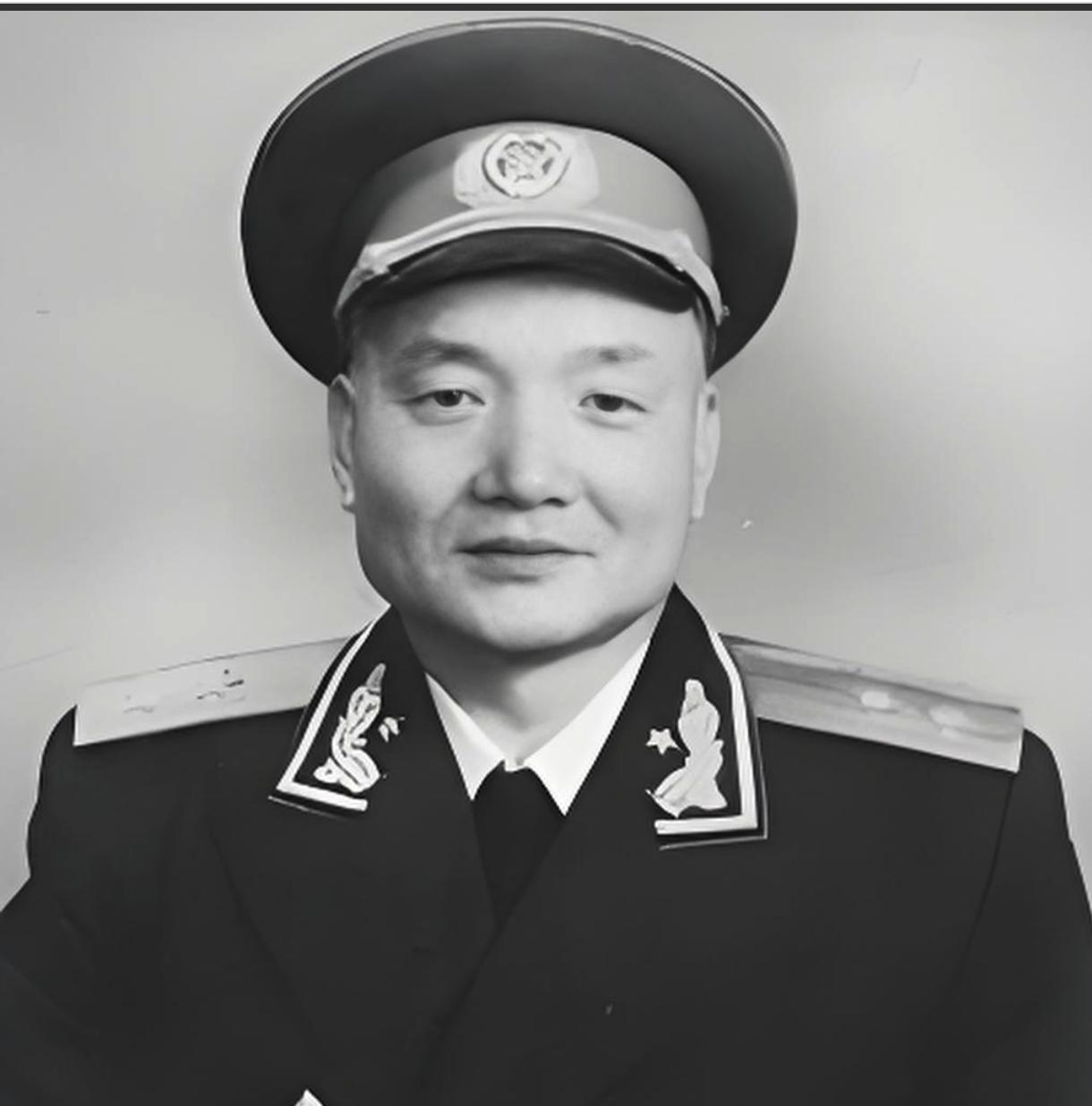 1959年，中将孔从洲请儿子女友吃饭，随口一问女孩父亲姓名，筷子