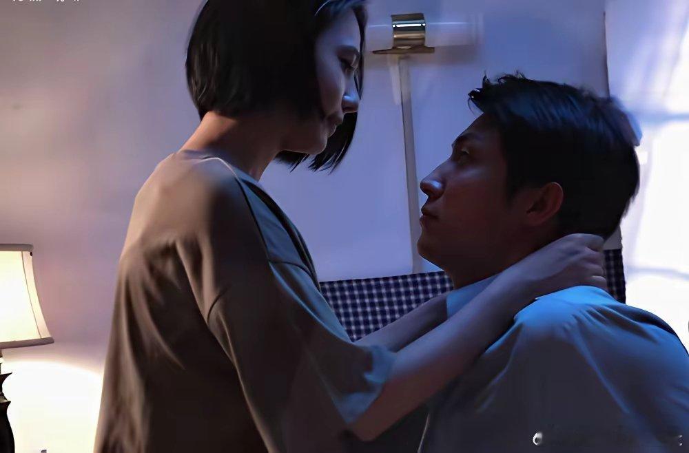 黄景瑜拍那场戏，直接问导演：我该不该拒绝她？姜珮瑶站旁边笑到直不起腰。导演撂下一
