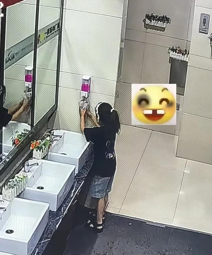 又是熊孩子作妖！5月17日，河南许昌的朱女士带妹妹看电影，看电影期间，妹妹去上厕