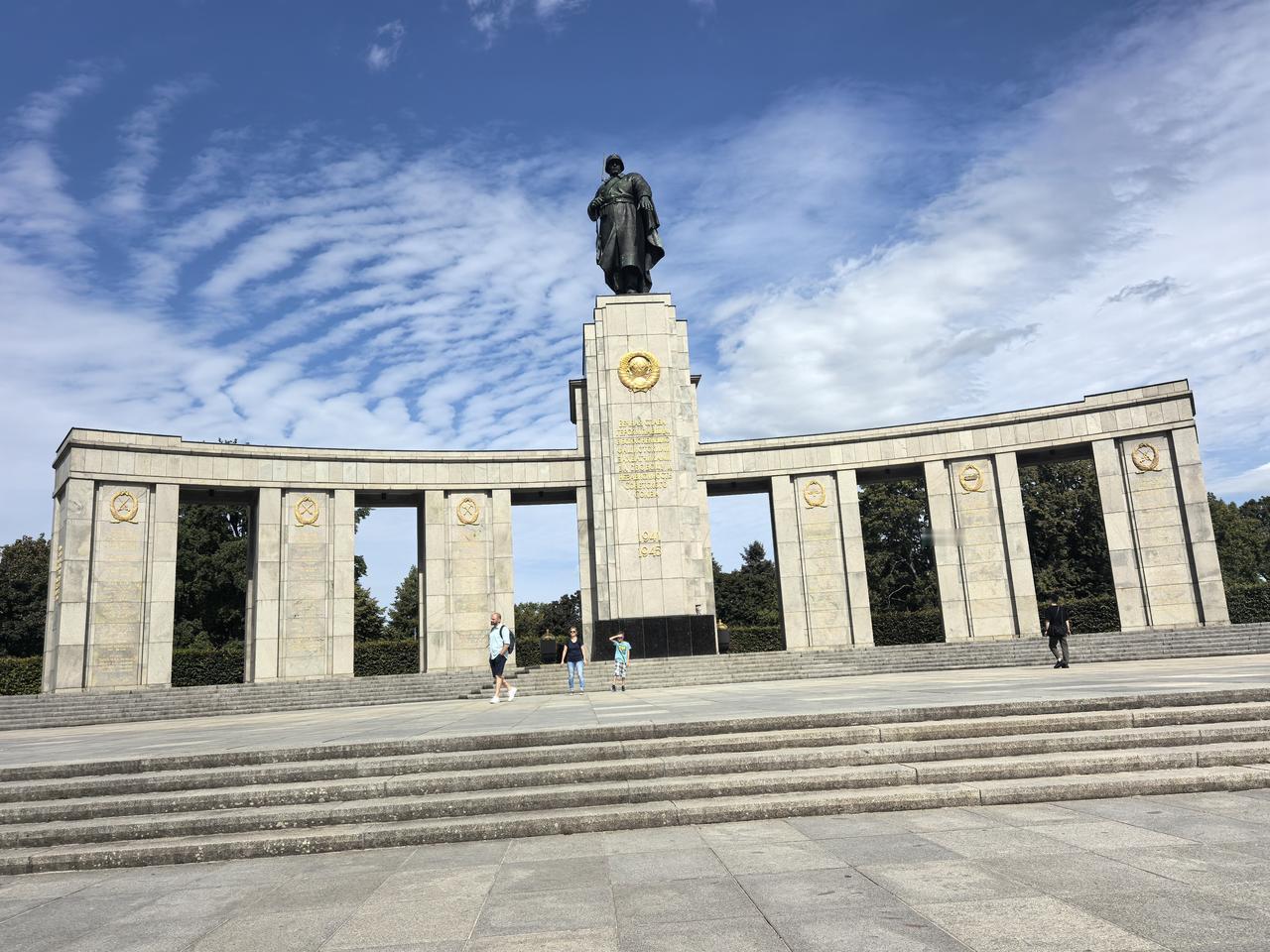 德国民族真是透明，坦荡面对历史。这里是德国建立的苏联红军战士纪念碑，而大理石外墙