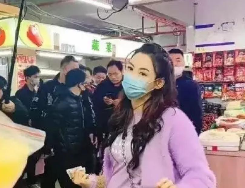 谢霆锋飞新加坡陪儿子，张柏芝笑着接机。这不是破镜重圆，是成年人顶级的体面。1