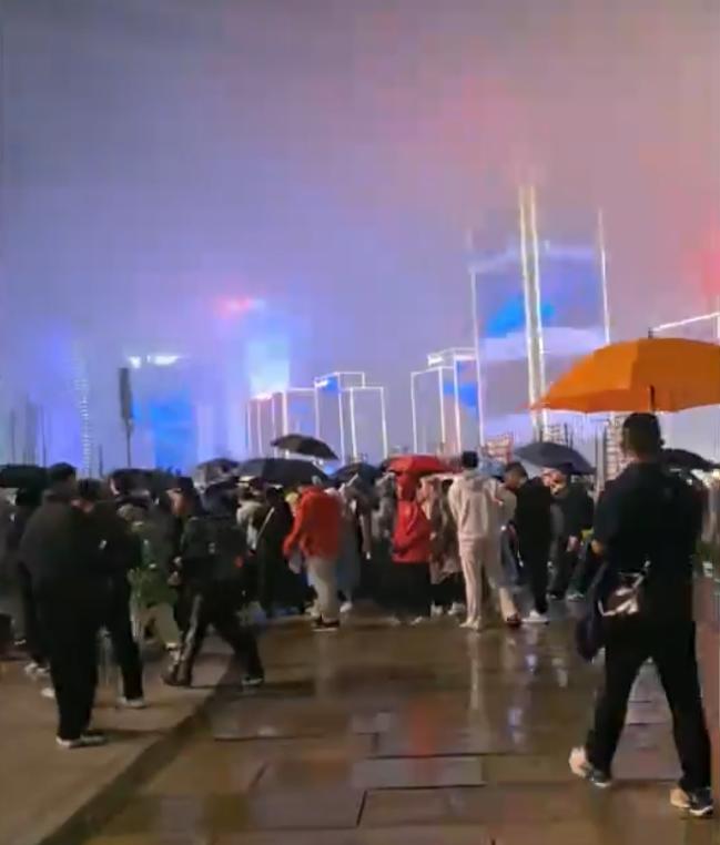 雨后的泰山球迷失望的走在济南的街头，远处隐在雨雾中的高楼大厦冰冷的看着这群可怜虫