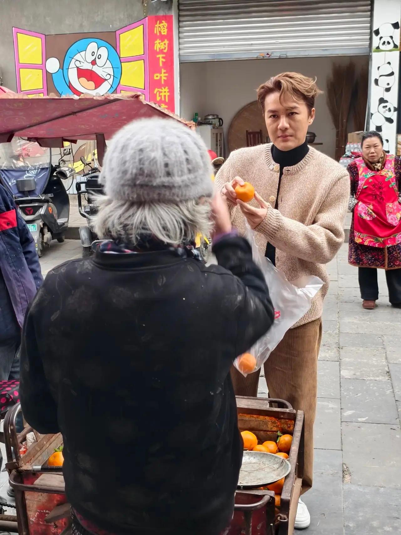 吴克群现身四川乐山逛美食街，他当天的打扮好时尚，染了一头黄毛，脸好圆润，似乎胖了