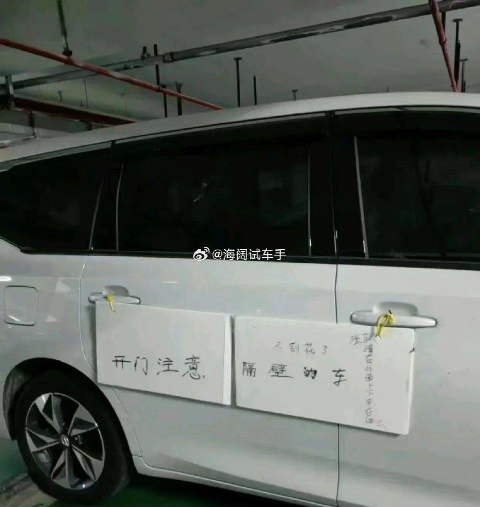 二手车市场里伙计回家过年走了不少，有些老板也回家了！！！市场里有看车的，但是没有